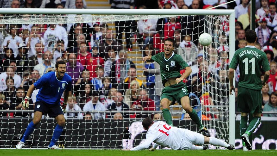 SKUESPILLERDEBATTEN FORTSETTER: Wayne Rooney g�r her i bakken etter en duell med Bostjan Cesar og f�r et sv�rt billig straffespark. Foto: REUTERS