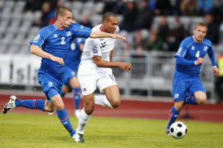 KJEMPET UT AV STILEN: S�lvi Geir Ottesen J�nsson (t.v.) og det islandske forsvaret hadde full kontroll p� Norge og John Carew.Foto: Kyrre Lien / Scanpix