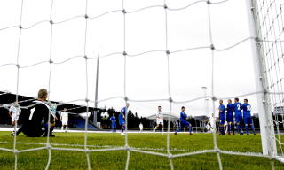 LOVENDE �PNING: Da John Arne Riise hamret ballen forbi Gunnleifur Gunnleifsson etter bare 10 minutter l� det an til en norsk jubelkveld i Reykjavik. Like etterp� falt Drillos menn fullstendig sammen.Foto: Kyrre Lien / Scanpix