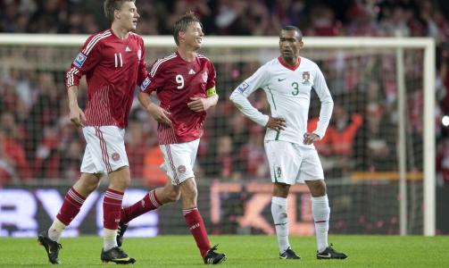 FIKK DR�MMETREFF: Nicklas Bendtner (t.v.) vartet opp med en perlescoring, men portugal slo tilbake i sluttminuttene og fikk med seg ett poeng fra Parken. Dermed m� danskene vente enn� litt f�r VM-billetten blir sikret. Det irriterer Arsenal-spissen grensel�st.Foto: SCANPIX/EPA/JENS NOERGAARD LARSEN