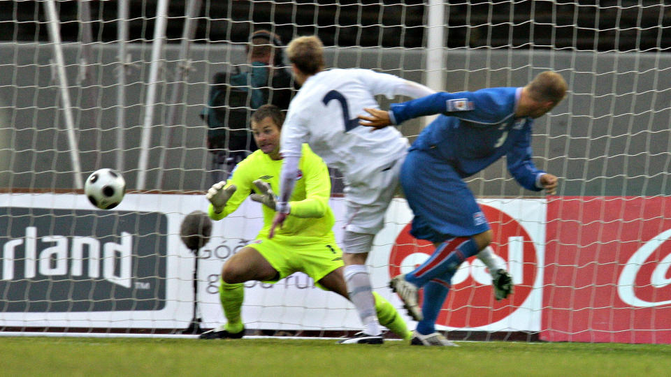 M�LSCORER: Eidur Gudjohnsen (t.h.) var banens overlegent beste spiller, og kronet en str�lende kamp med scoring da han lurte b�de Tom H�gli og Jon Knudsen.Foto: Arnt E. Folvik/Dagbladet