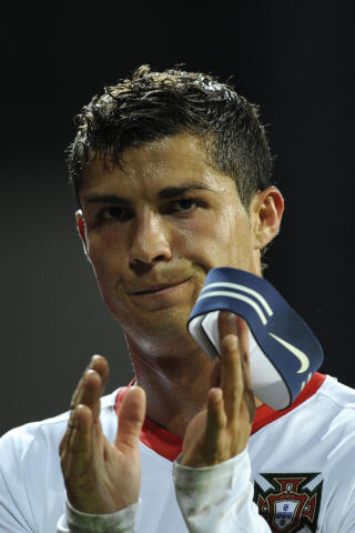 SKUFFET OG TAUS: En synlig skuffet Cristiano Ronaldo hadde liten lyst til � prate med media etter at Portugals VM-h�p fikk nok et skudd for baugen i Parken l�rdag kveld.Foto: SCANPIX/AFP PHOTO / OLIVIER MORIN