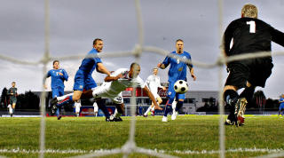 SNYTT FOR STRAFFE?: John Carew mener han ble snytt for straffespark i duellen med Kristjan �rn Sigurdsson - uten � f� medhold hos den rumenske dommeren.Foto: Arnt E. Folvik/Dagbladet