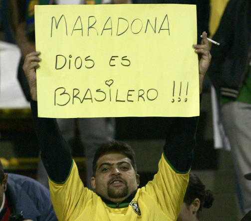 BRASILIANSK GUD: En brasiliansk supporter kom med f�lgende melding under g�rsdagens kamp: Maradona, Gud er brasilianer. Foto: AFP