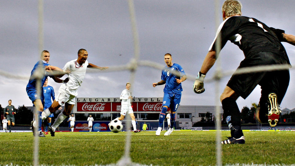 FIKK INGENTING: Her g�r John Carew i en duell med Kristjan �rn Sigurdsson. Resultat: Ingenting. Foto: ARNT E. FOLVIK