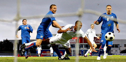 - KLAR STRAFFE: John Carew mener han ble hindret fra � score og at han skulle hatt straffe. Foto: ARNT E. FOLVIK