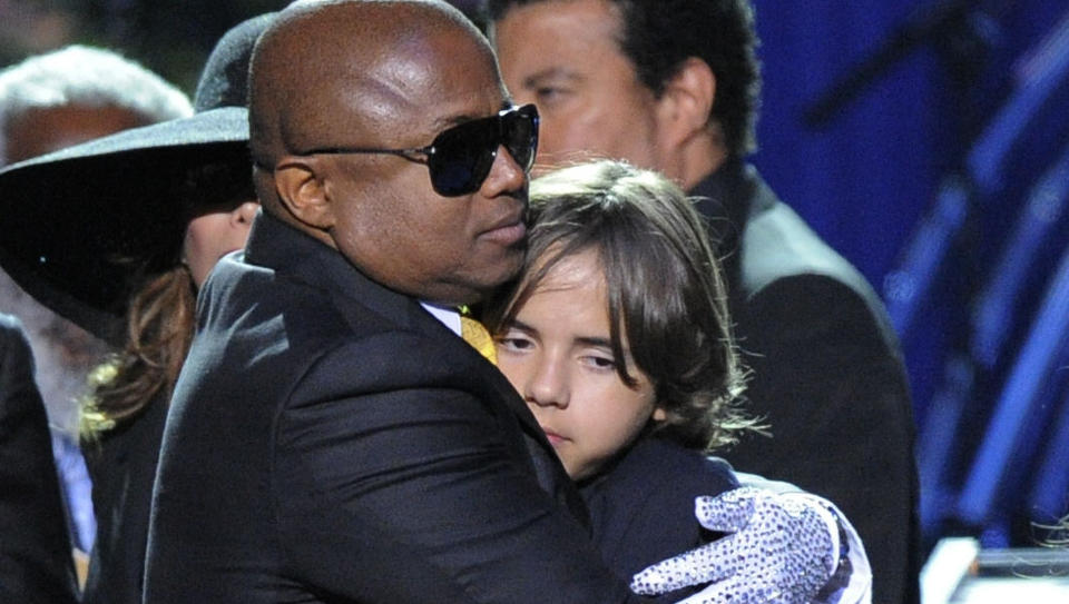 - �DELA BEGRAVELSEN:  Her omfavner Randy Jackson Michaels eldste s�nn Prince Michael I under den offentlige minneseremonien etter popkongens d�d. Den private minnestunden mener han derimot ble �delagt av mediene. Foto: AFP PHOTO/ Mark J. Terrill