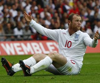 BLE B�NNH�RT: Wayne Rooney sl�r ut med armene og f�r straffen han mener han fortjener. Foto: REUTERS
