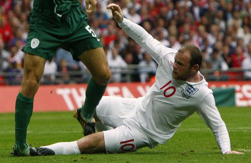 SKADD: Wayne Rooney har sluppet tr�ya til Bostjan Cesar og setter knottene inn i ankelen hans. Foto: REUTERS