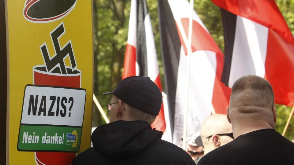 Nynazister samler seg til demonstrasjon i byen Dortmund i de vestlige delene av Tyskland. Minst tolv mennesker ble skadd i sammenst�t mellom nynazistene og antinazister i Dortmund natt til s�ndag, og nesten 300 personer ble anholdt. Tyske h�yreekstremister blir jevnlig m�tt med motdemonstrasjoner, n�r de holder m�ter eller demonstrasjonmarsjer. Foto: REUTERS / Ina Fassbender / SCANPIX