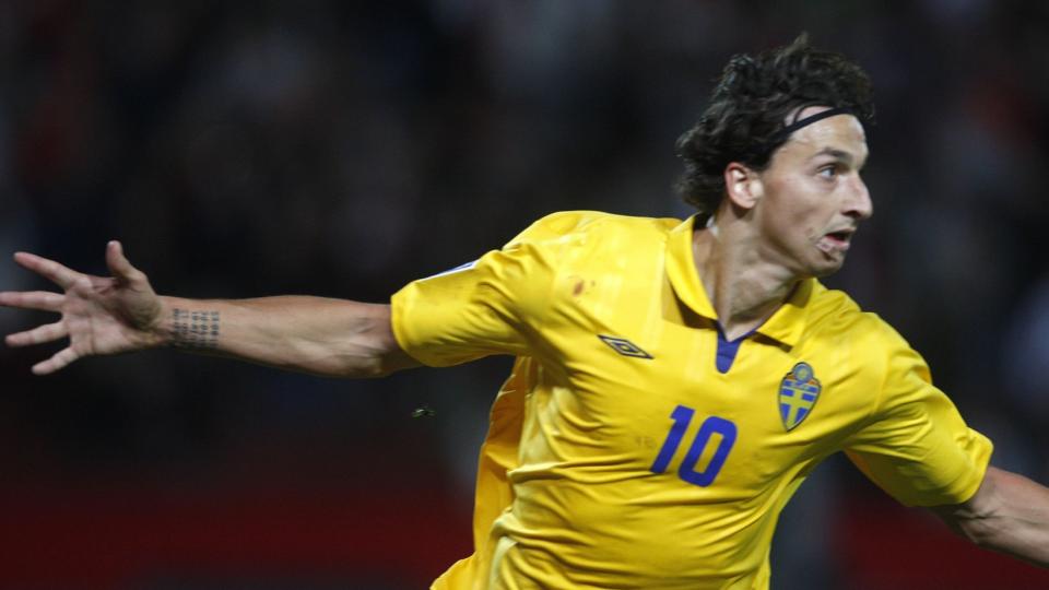 KREVER MYE: Zlatan Ibrahimovic har spilt to verdensmesterskap og ett europamesterskap for Sverige, men n� merker Barcelona-spissen at det tar p� � kombinere en klubbhverdag p� det absolutte toppniv� med en landslagskarriere. Foto: SCANPIX/REUTERS/Laszlo Balogh