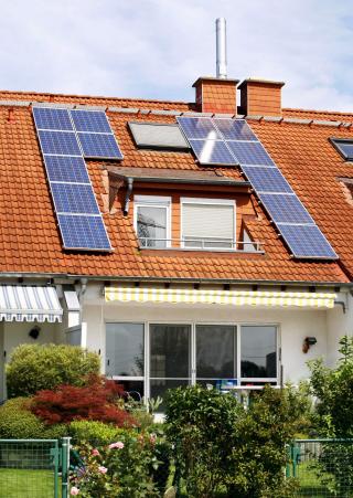 SLIK VIL MILJ�BEVEGELSEN HA DET: Et hus i Tyskland med solceller for � varme opp og produsere str�m. Paneler kan ogs� varme opp vann store deler av sommerhalv�ret. Foto: EPA/WOLFRAM STEINBERG