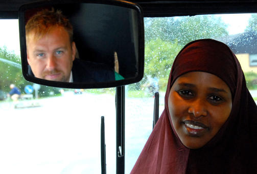 TRANSPORT- OG SOSIALARBEIDER: Maryan Abd er alenemor til fem barn, tre av dem busses til en skole langt unna hjemmet i Århus. Hun har ikke bil, men er fornøyd med skoletilbudet. Abd og de andre foreldrene setter stor pris på bussjåføren Søren Ejlertsen (i speilet) som passer, trøster, roer og kjører barna hver dag. - Han er så klok! sier hun. TRANSPORT- OG SOSIALARBEIDER: Maryan Abd er alenemor til fem barn, tre av dem busses til en skole langt unna hjemmet i Århus. Hun har ikke bil, men er fornøyd med skoletilbudet. Abd og de andre foreldrene setter stor pris på bussjåføren Søren Ejlertsen (i speilet) som passer, trøster, roer og kjører barna hver dag. - Han er så klok! sier hun.