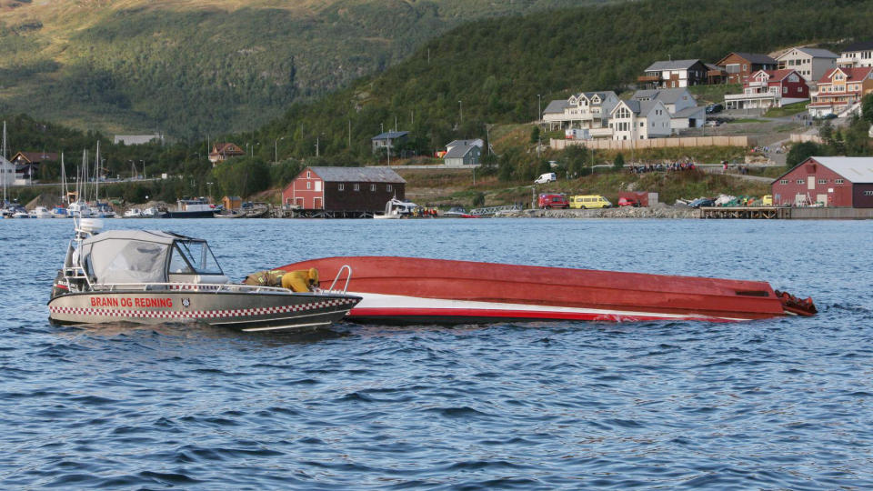 KANTRET UNDER OPPDRAG: Redningssk�yta Gideon kantret da en sjark den fors�kte � redde gikk ned ved Eidkjosen utenfor Troms� s�ndag. Foto: Scanpix