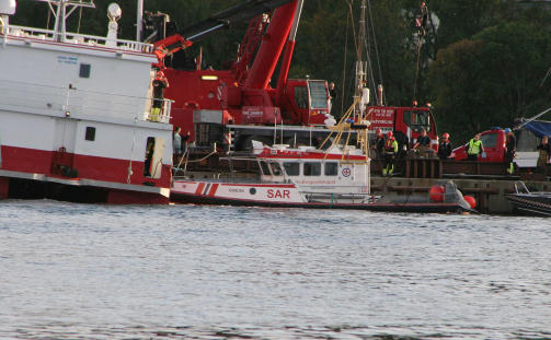 HEISES P� LAND: Redningssk�yta Gideon ble dratt til kai og heist p� land s�ndag ettermiddag. Foto: Scanpix
