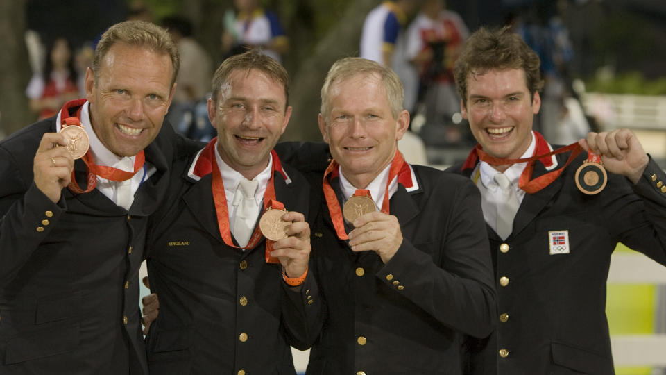 HISTORISK SEIER: Norge vant en historisk seier i nasjonscupen i sprangridning. Geir Gulliksen (f.v.), Morten Djupvik, Stein Endresen og Tony Andr� Hansen har alle bidratt til seieren. Her er kvartetten under OL i Beijing der de tok bronsemedalje i laghoppingen - en medalje de seinere mistet da Hansens hest Camiro testet positivt p� et dopingmiddelet capsaicin.Foto: SCANPIX/REUTERS/Caren Firouz
