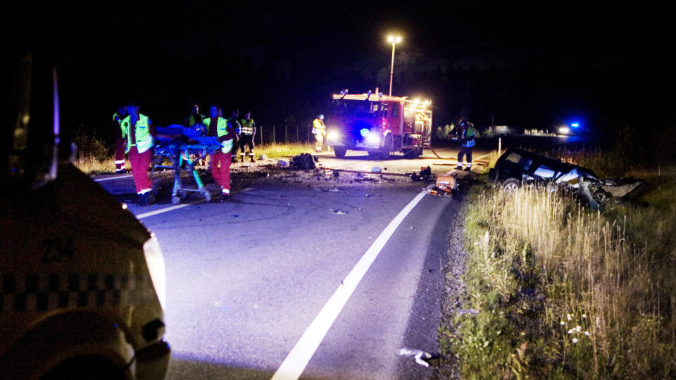 BARN D�DE: En person omkom i en kraftig kollisjon mellom to personbiler p� riksvei 35 p� Maura i Nannestad s�ndag kveld. Flere personer ble skadd i ulykken.
Foto: Jon-Michael Josefsen / Scanpix