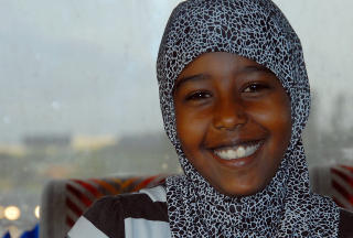 PÅ BUSSEN MED SØSKNENE: - Jeg har gode venner på skolen, og leker med dem, sier Iman (10) i 3 C. Favorittfaget hennes er engelsk og hun har følge av to av søsknene på skolebussen. PÅ BUSSEN MED SØSKNENE: - Jeg har gode venner på skolen, og leker med dem, sier Iman (10) i 3 C. Favorittfaget hennes er engelsk og hun har følge av to av søsknene på skolebussen.
