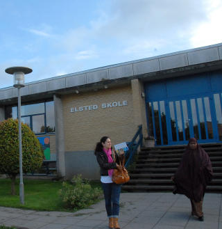 ELSTED SKOLE: 15-20 prosent av elevene i 0. til 3. klasse er nå tospråklige, etter at kommunen begynte å busse minoritetselever med spesielle språkbehov til skoler som denne. ELSTED SKOLE: 15-20 prosent av elevene i 0. til 3. klasse er nå tospråklige, etter at kommunen begynte å busse minoritetselever med spesielle språkbehov til skoler som denne.