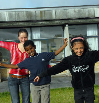 Lærer Solvejg Kristiansen sammen med elevene Ayub (8) og Shaima (8) fra 2 D balanserer i skolegården. Lærer Solvejg Kristiansen sammen med elevene Ayub (8) og Shaima (8) fra 2 D balanserer i skolegården.