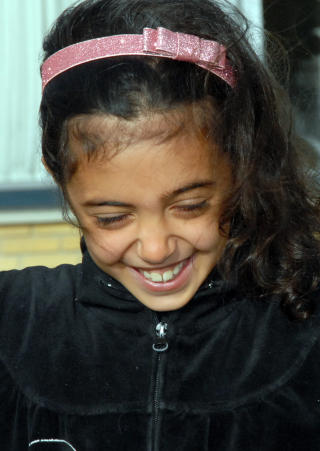 - ALLE JENTENE I KLASSEN er mine venner, forteller Shaima (8) fra 2 D som busser til skolen.
- Vennene mine er med meg hjem, og noen ganger overnatter de. - ALLE JENTENE I KLASSEN er mine venner, forteller Shaima (8) fra 2 D som busser til skolen.
- Vennene mine er med meg hjem, og noen ganger overnatter de.