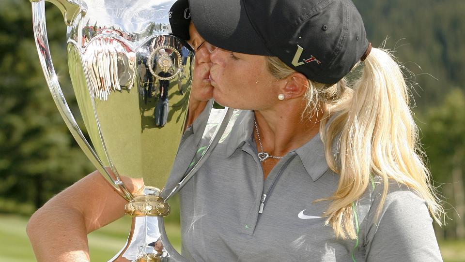 KYSSET POKALEN: Suzann Pettersen gikk helt til topps i Canadian Open  i natt. Foto: REUTERS/Todd Korol