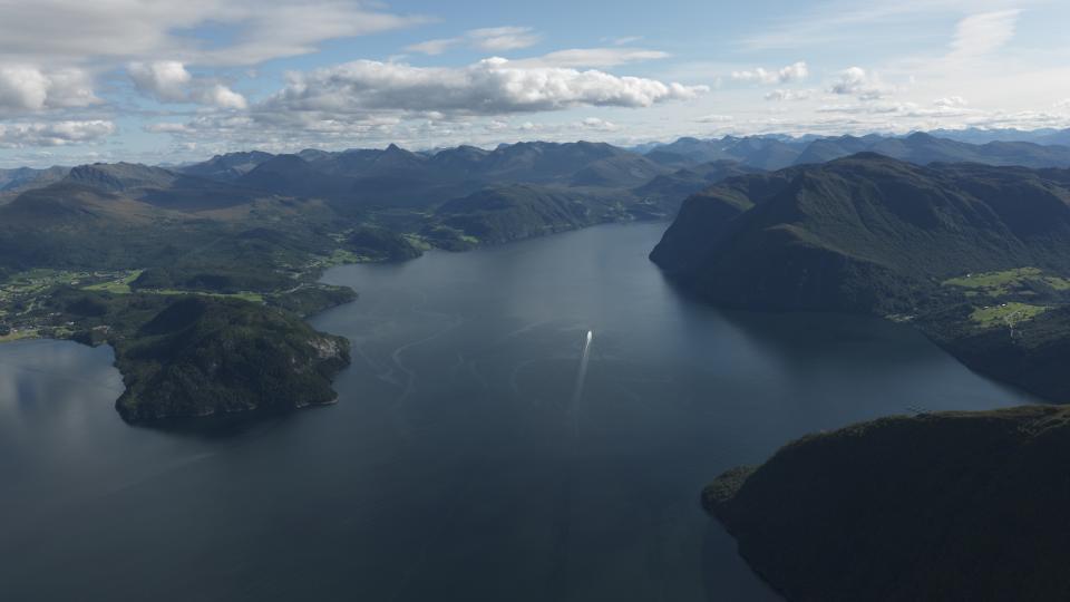 STORFJORDEN: Mellom de to nesene i forgrunnen vil den planlagte kraftlinja g�. Inn her seiler cruiseskipene som skal til Geiranger. Foto: Arild Solberg.