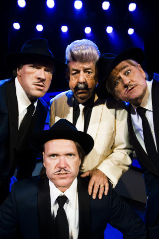 AV OG FOR MENN: Sven Nordin, Tor Erik Gunstr�m, Nils Vogt og Espen Hana parodierer mannen p� Dizzie Showteater i h�st. Den 17 september har de premiere med �Frustrerte Fyrer�. Foto: H�kon Eikesdal.