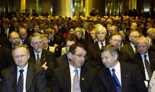 ELITEN H�RER P� HAM HVERT �R: Sentralbanksjef Svein Gjedrem sammen med Kjell Magne Bondevik og finansminister Per-Kristian Foss f�r han gikk p� talerstolen under sin �rstale i 2003. 
Foto: Thomas Bj�rnflaten / SCANPIX