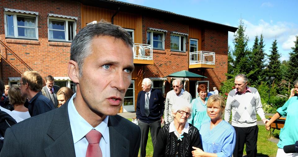 SYKEHJEMS-GARANTI:  Jens Stoltenberg kommer med en sykehjemsgaranti til alle eldre, om han f�r fortsette som statsminister etter neste mandag. Bildet er tatt da han presenterte Arbeiderpartiets eldresatsning p� L�renskog Sykehjem tidligere i valgkampen. Foto: �istein Norum Monsen