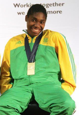HYLLET I HJEMLANDET: Her smiler Semenya under mottakelsen i Johannesburg etter VM-gullet. Foto: AFP/PABALLO THEKISO