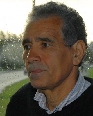STØTTESPILLER: Mustafa Mohammad er tydelig og bestemt, men også omsorgsfull og engasjert. Når skoleledere og lærere nikker forståelsesfullt til et bagatellmessig problem noen kommer trekkende med, skjærer han raskt gjennom og legger diskusjonen død. Alle er lettet, inkludert de som klagde. STØTTESPILLER: Mustafa Mohammad er tydelig og bestemt, men også omsorgsfull og engasjert. Når skoleledere og lærere nikker forståelsesfullt til et bagatellmessig problem noen kommer trekkende med, skjærer han raskt gjennom og legger diskusjonen død. Alle er lettet, inkludert de som klagde.