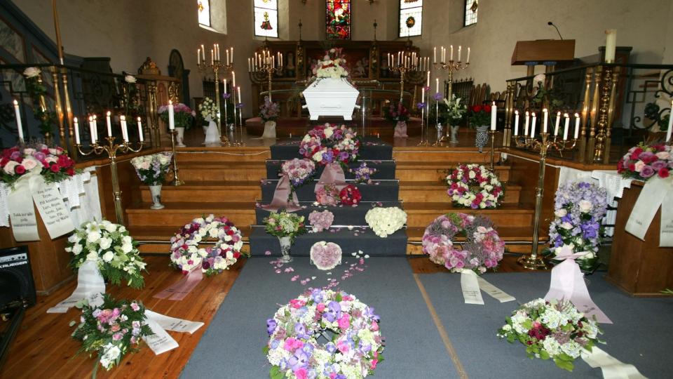 FRA RIS KIRKE I DAG: Kiki S�rum bisatt med store deler av Mote-Norge tilstede. Og med sine egne kl�r og tangosko. Se flere bilder under artikkelen. Foto: STELLA PICTURES
