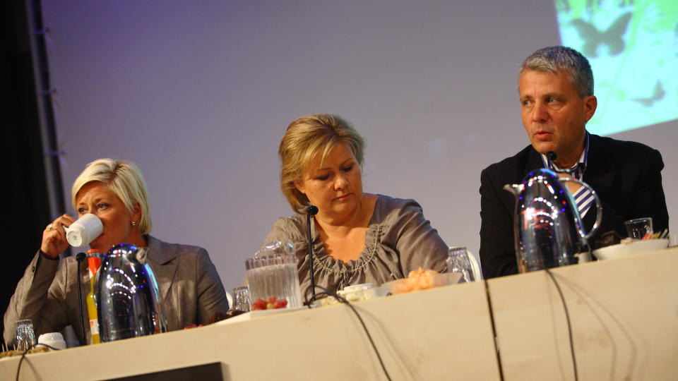 FLERTALL: De borgerlige partiene ligger an til � ta over flertallet p� Stortinget etter valget p� mandag. Her er Frp-leder Siv Jensen,  H�yre-leder Erna Solberg og KrFs leder Dagfinn H�ybr�ten samlet p� partilederdebatt. Foto: Jarl Fr. Erichsen/Scanpix