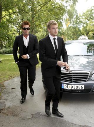I KIRKEN: Jan Thomas med ektemannen Christopher M�rch Husby (th) ankommer bisettelsen til Kiki S�rum i Ris kirke mandag. Foto: SCANPIX