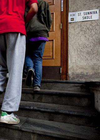 - ELEVTALLET KAN SENKES: I dag g�r det 500 elever ved St. Sunniva skole barne- og ungdomsskole. Det tallet m� trolig ned. FOTO: BJ�RN LANGSEM/DAGBLADET