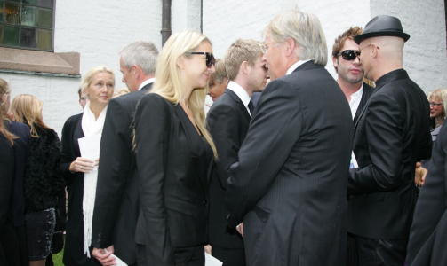 KLEDD I DRESS: Pia Haradsen kom i sort dress og solbriller. Fot. STELLA PICTURES