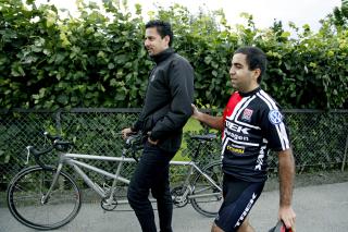 F�R R�D: Abid Raja f�r gode r�d fra Venstrevelger Tahir Hussain, som selv fullf�rte distansen Trondheim-Oslo p� 22 timer og 25 minutter. Foto. Jacques Hvistendahl