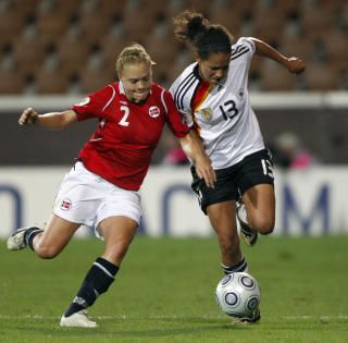 SCORET: Innbytter Mbabi satte inn 2-1 for Tyskland. Her i duell med Toril H. Akerhaugen. Foto: Matthias Scrader / AP.