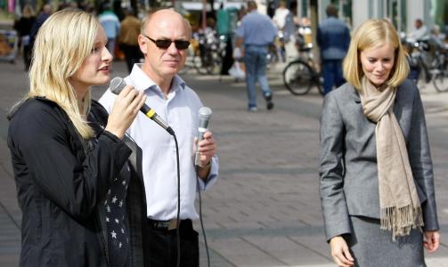 UENIGE: Inga Marte Thorkildsen og Inger Lise Hansen i debatt p� torget i Horten l�rdag. Foto: PER FL�THE