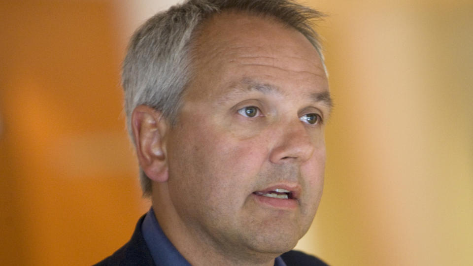 NEDJUSTERER SKREKKTALLENE: Men overlege Preben Aavitsland fra Nasjonalt folkehelseinstitutt understreker at svineinfluensaen fortsatt er langt mer alvorlig enn sesonginfluensaen. Foto: SCANPIX