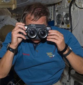 TEKNO: Fuglesang tester et 3D-kamera. Foto: NASA TV