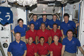 SNAKKET MED PRESSEN: Discovery- og ISS-besetningen avholdt sist helg en pressekonferanse fra rommet. Christer Fuglesang sa da til Dagbladet at det var vemodig � vite at dette er siste tur i rommet.  Discovery-mannskapet, foran i r�dt, er: Rick Sturckow, Jose Hernandez, Patrick Forrester. Bak st�r Kevin Ford, John Danny Olivas og Christer Fuglesang. ISS-mannskapet, i bl�tt og med klokka, er: Nicole Stott, Robert Thirsk, Roman Romanenko, Frank De Winne, Gennady Padalka og Michael Barratt. Foto: AP Photo/NASA