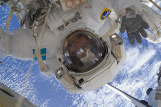 SVENSK FLAGG... langt over jorda. Christer Fuglesang avbildet under sin andre og siste romvandring. Foto: NASA