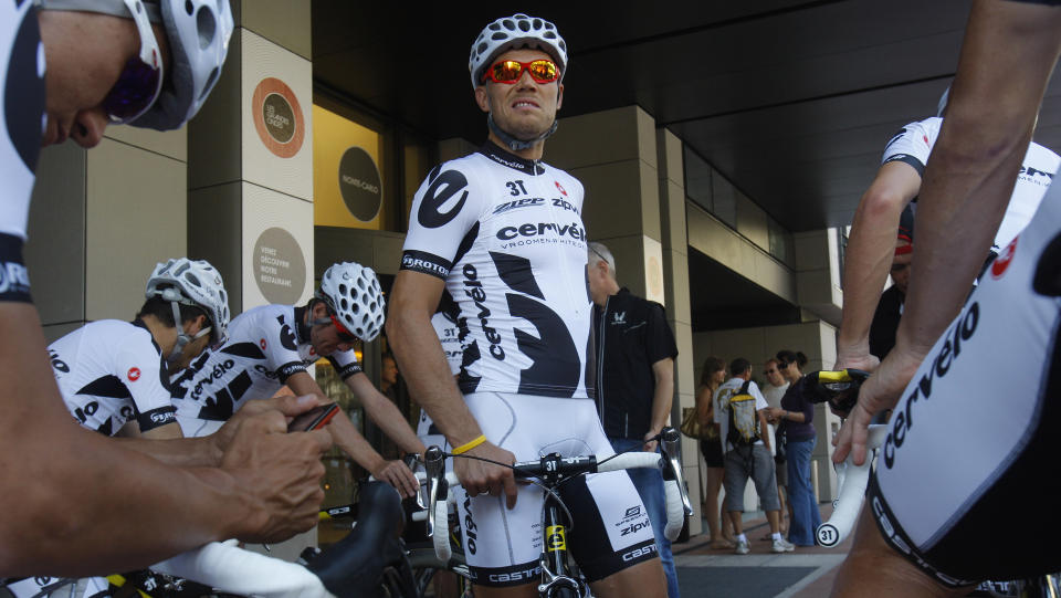 UHELDIG: Thor Hushovd �dela forhjulet da han kj�rte over et kumlokk rett f�r m�l, men han klarte likevel nesten � holde unna for Mark Cavendish. Foto: AP