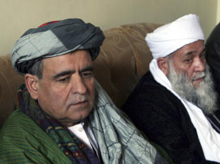 D�MT FOR FEIL KORAN-OVERSETTELSE: Ahmed Ghous Zalmay (til venstre) og Mulla Qari Mushtaq ble d�mt til 20 �rs fengsel for en dari-oversettelse av Koranen uten de arabiske tekstene. Foto: AP/Musadeq Sadeq