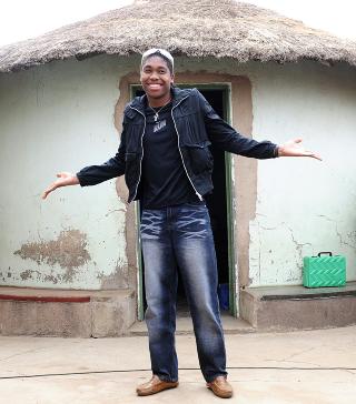 P� HJEMMEBANE: Caster Semenya poserer foran barndomshjemmet i Gammasehlong-landsbyen utenfor Polokwane. Foto: REUTERS