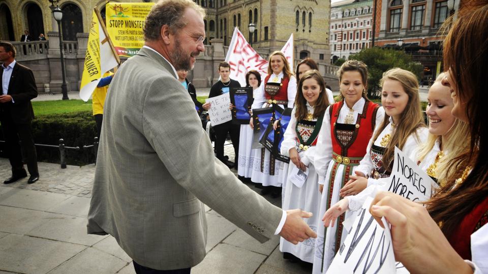 SPONHEIM KOM: Vestlendingene er lei av at f� bryr seg om kraftlinjesaken. I dag kom bare Lars Sponheim ut da de demonstrerte foran Stortinget. Foto: �istein Norum Monsen.