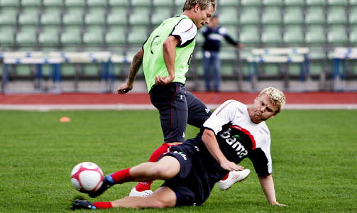 GIR R�D: John Arne Riise advarer Bj�rn Helge mot engelsk presse, og legger sp�kefullt til at lillebroren �penbart ikke har l�rt av feilene han har gjort. 
Foto: Jon-Michael Josefsen / SCANPIX .