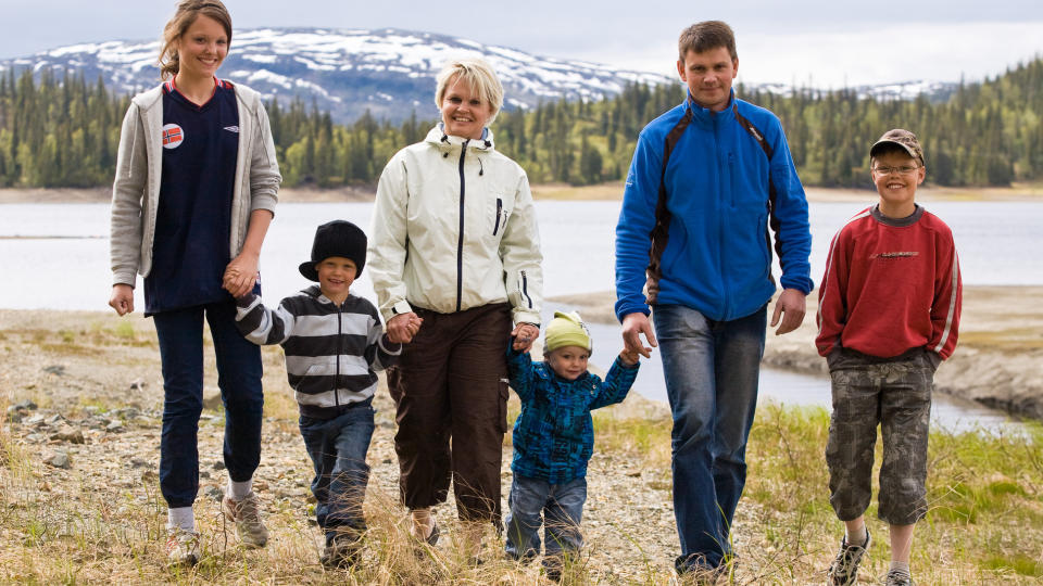 KJENDISER OVER NATTA: Familien Devik fra Da damene dro. Fra venstre Anette (14), Sander (5), Nina (38), Jonas (2), Hans Oskar (40), Jonas (2) og Ola (12). Foto: TV 2